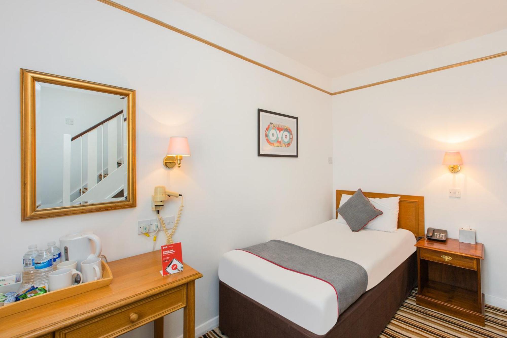 Oyo Stade Court Hotel Hythe  Exterior photo