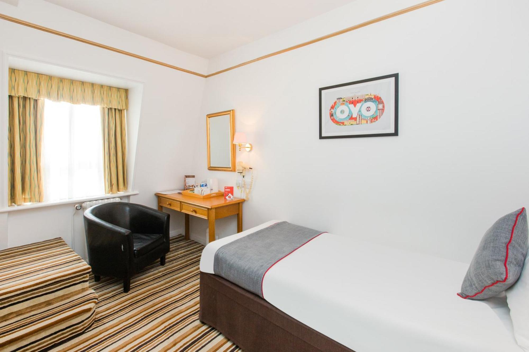 Oyo Stade Court Hotel Hythe  Exterior photo