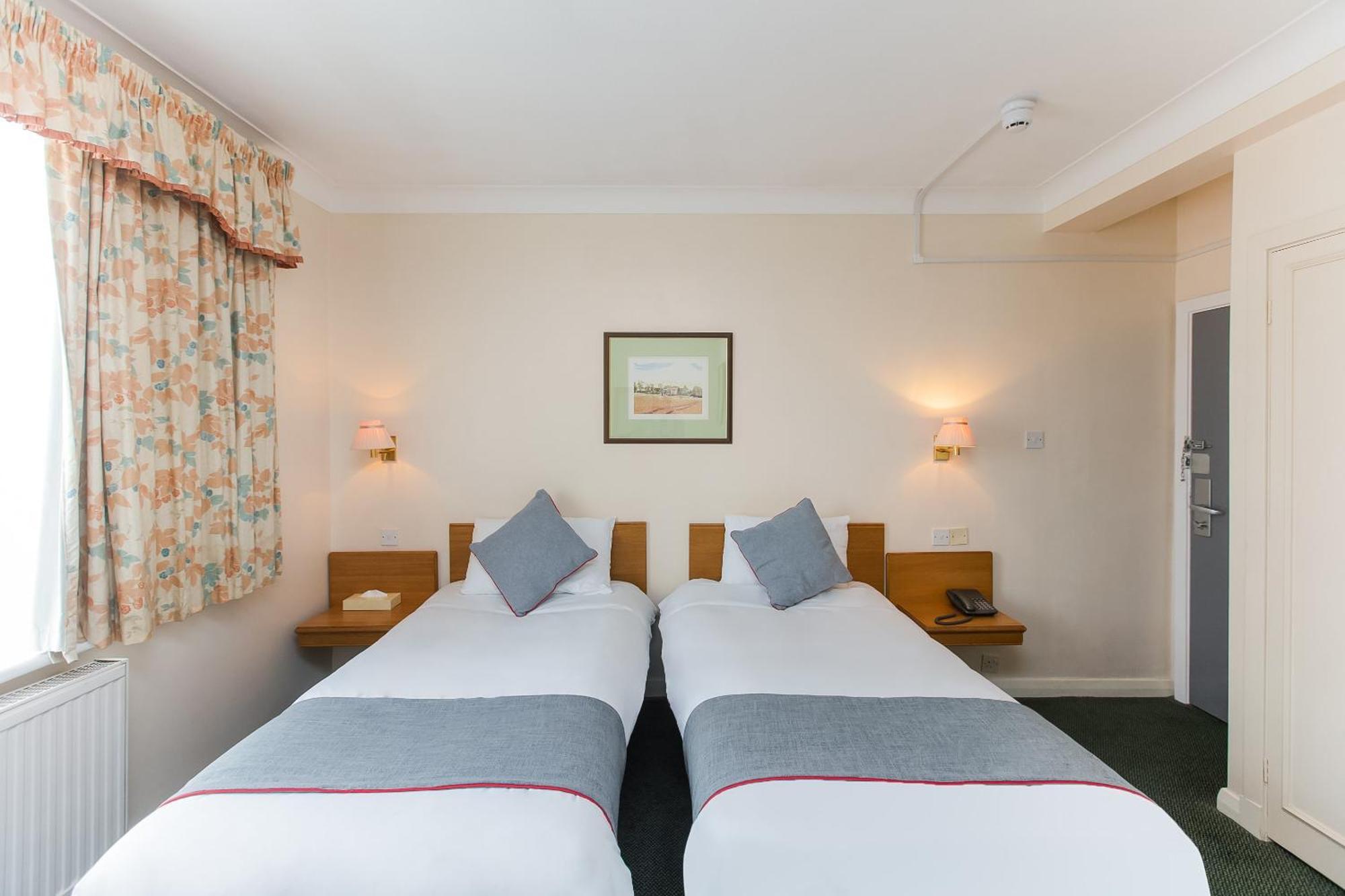 Oyo Stade Court Hotel Hythe  Exterior photo