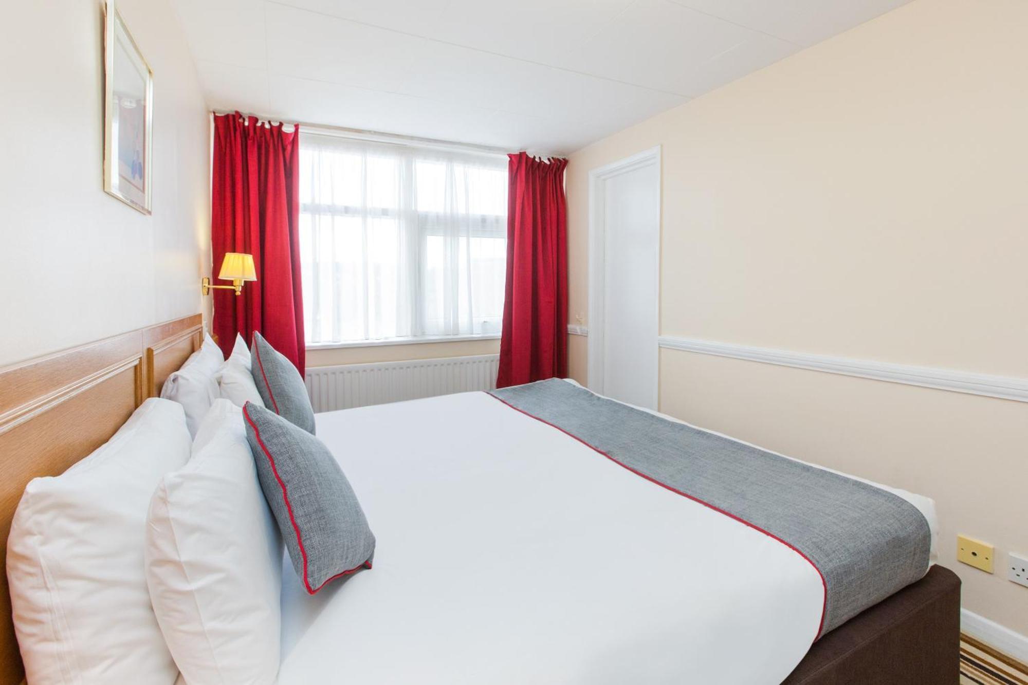 Oyo Stade Court Hotel Hythe  Exterior photo