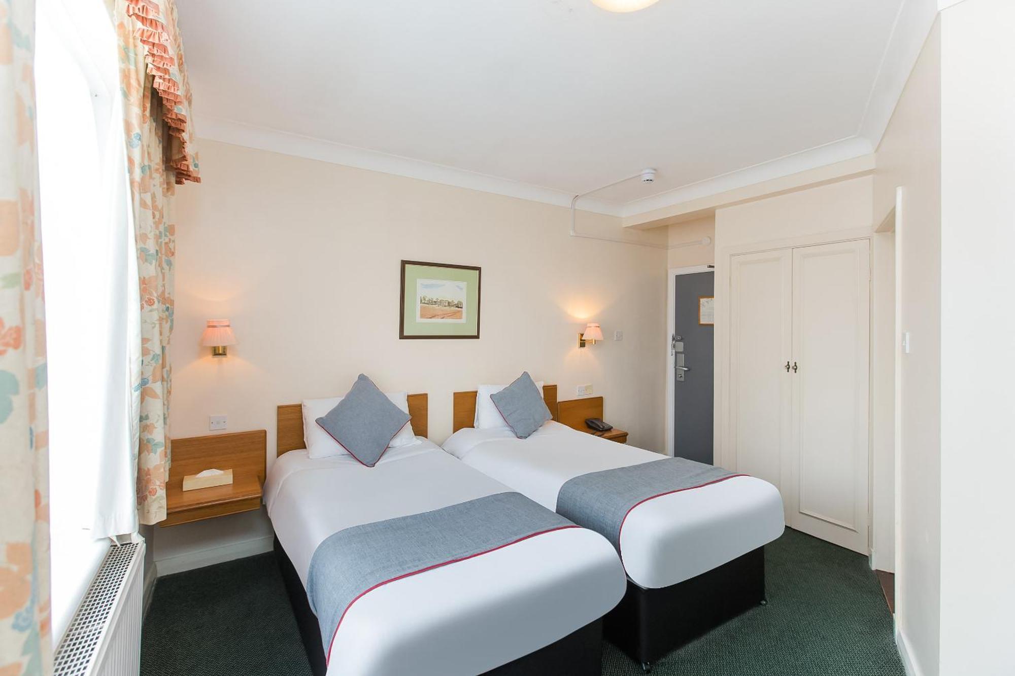 Oyo Stade Court Hotel Hythe  Exterior photo