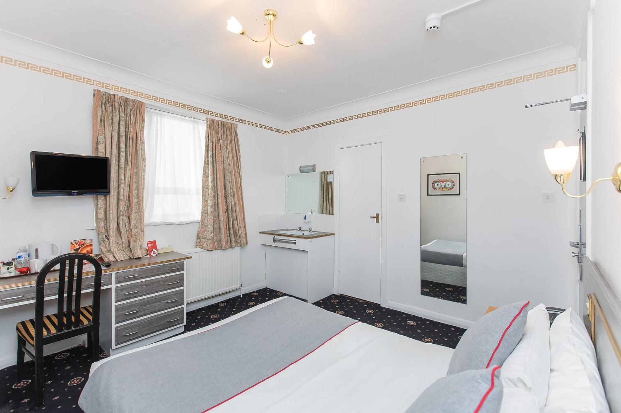 Oyo Stade Court Hotel Hythe  Exterior photo