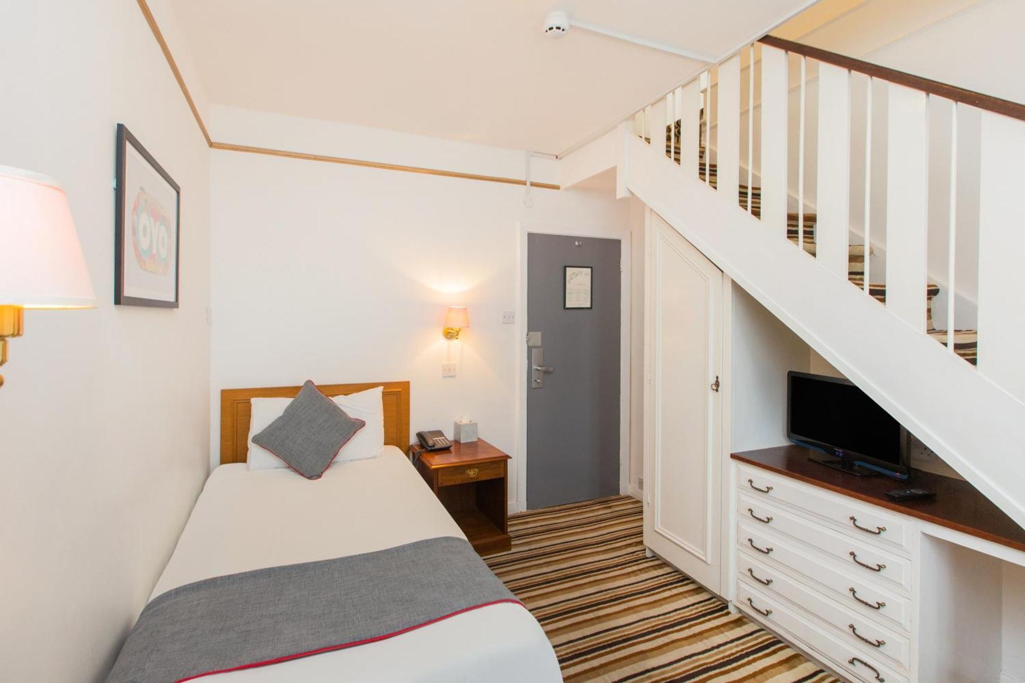 Oyo Stade Court Hotel Hythe  Exterior photo