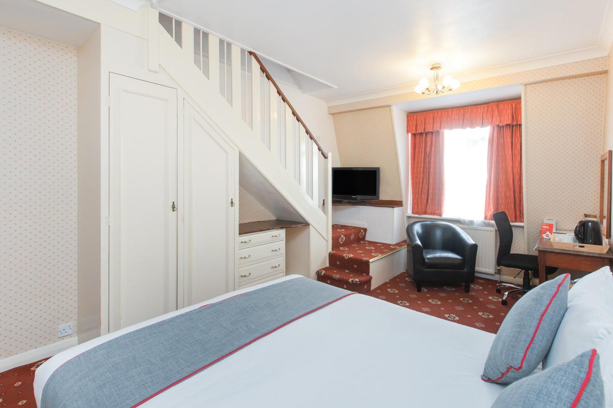 Oyo Stade Court Hotel Hythe  Exterior photo