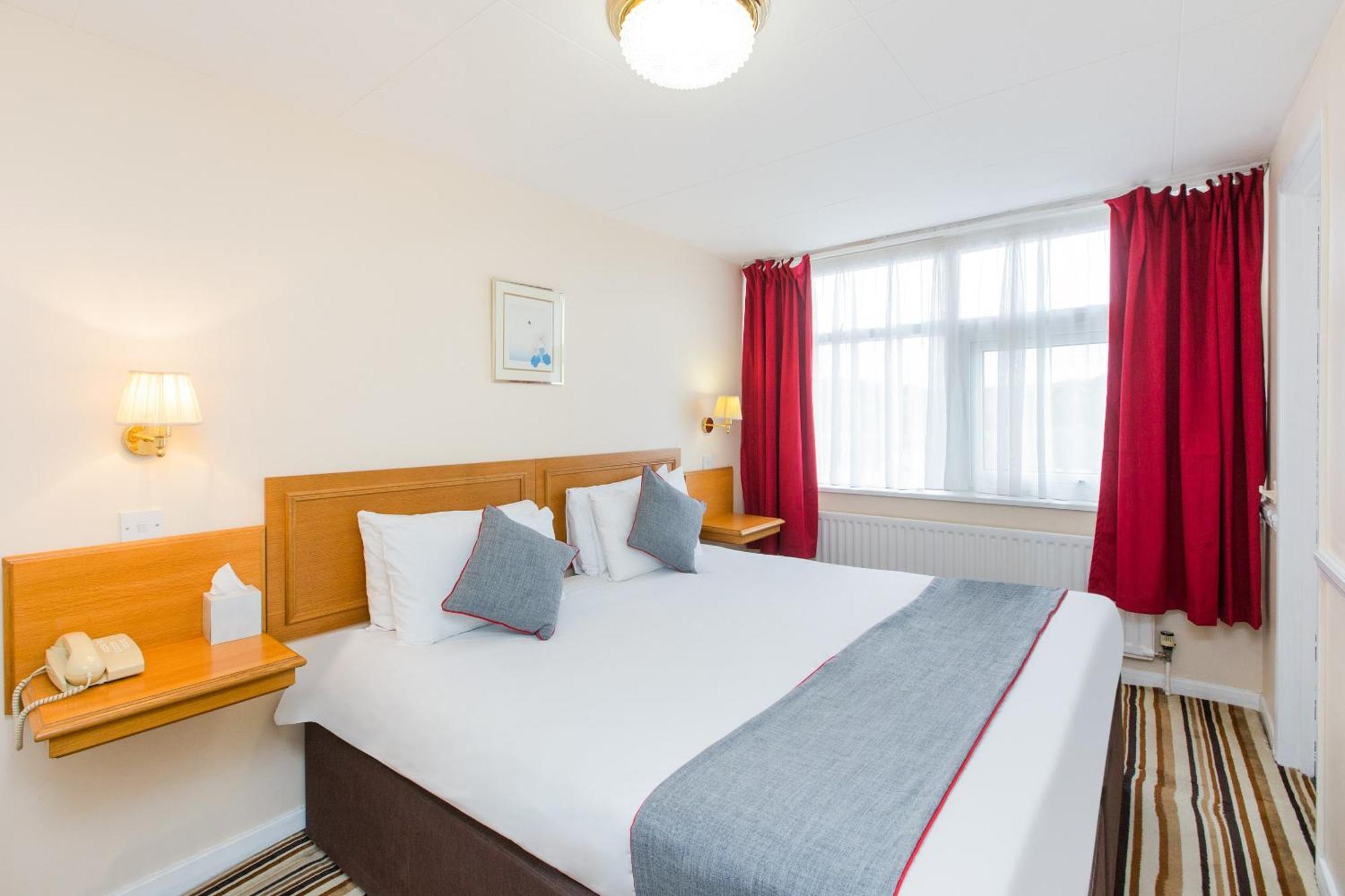 Oyo Stade Court Hotel Hythe  Exterior photo