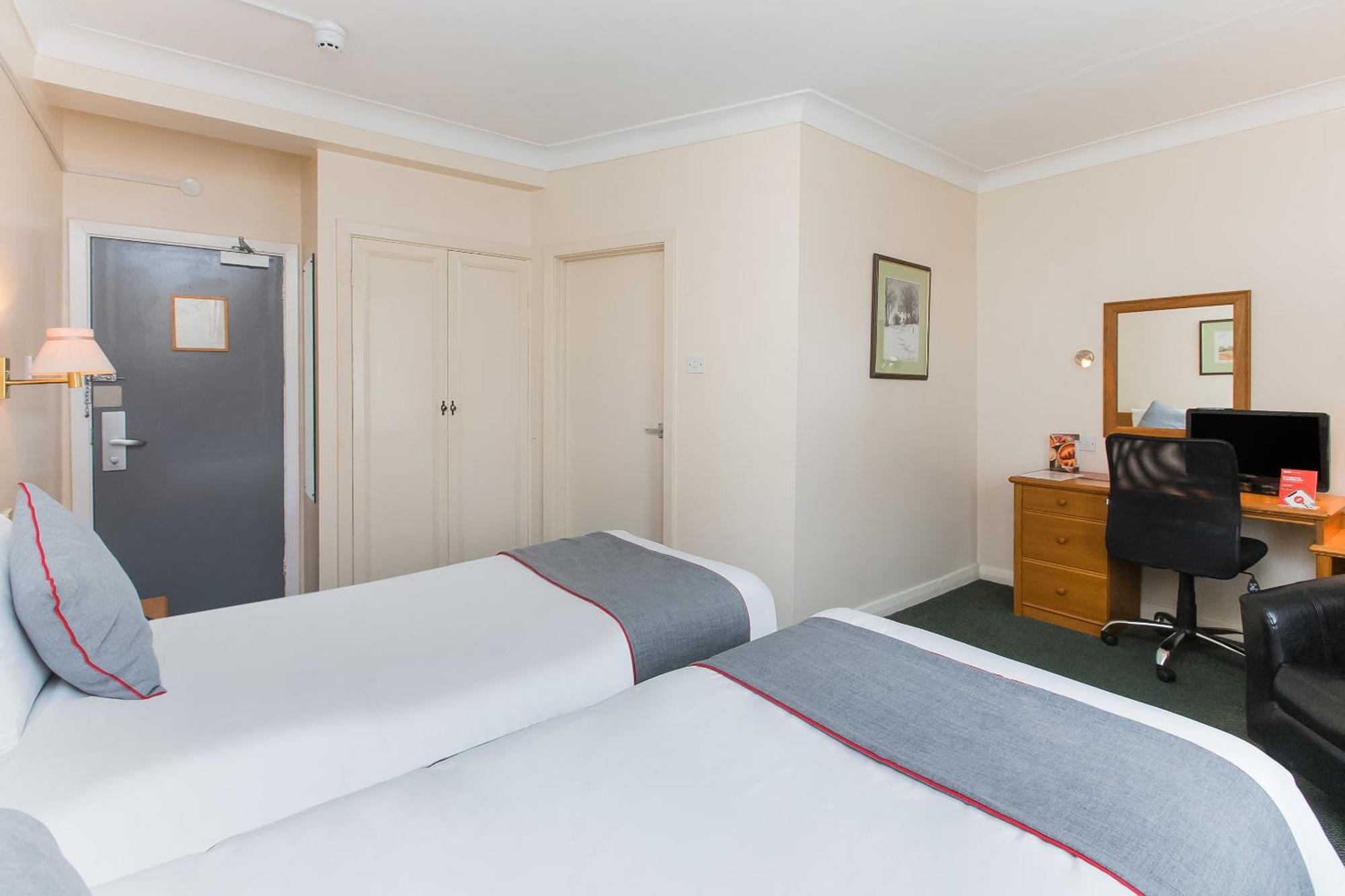 Oyo Stade Court Hotel Hythe  Exterior photo