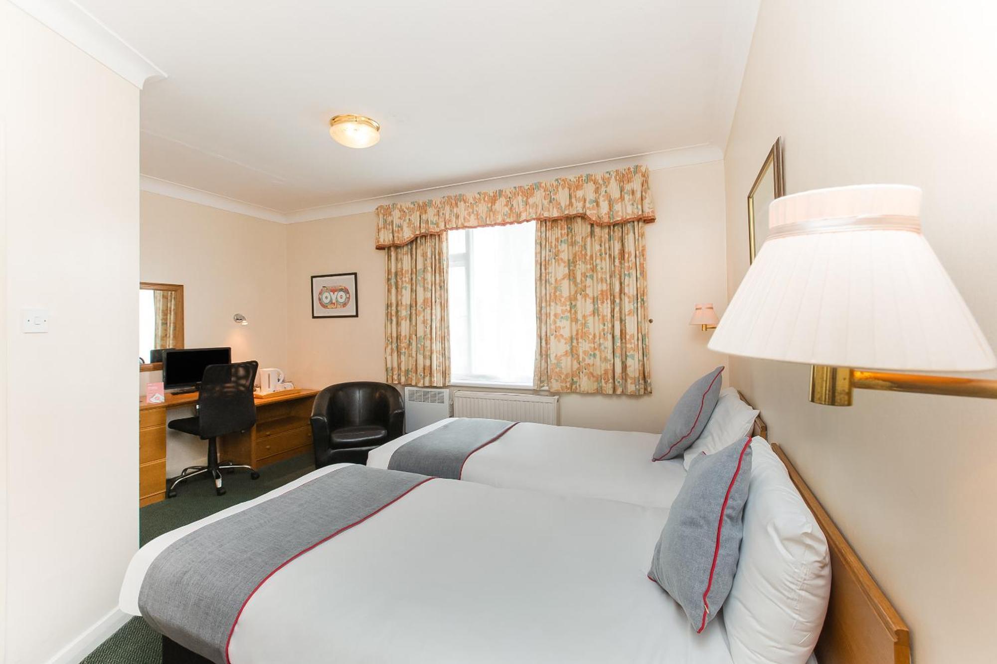 Oyo Stade Court Hotel Hythe  Exterior photo