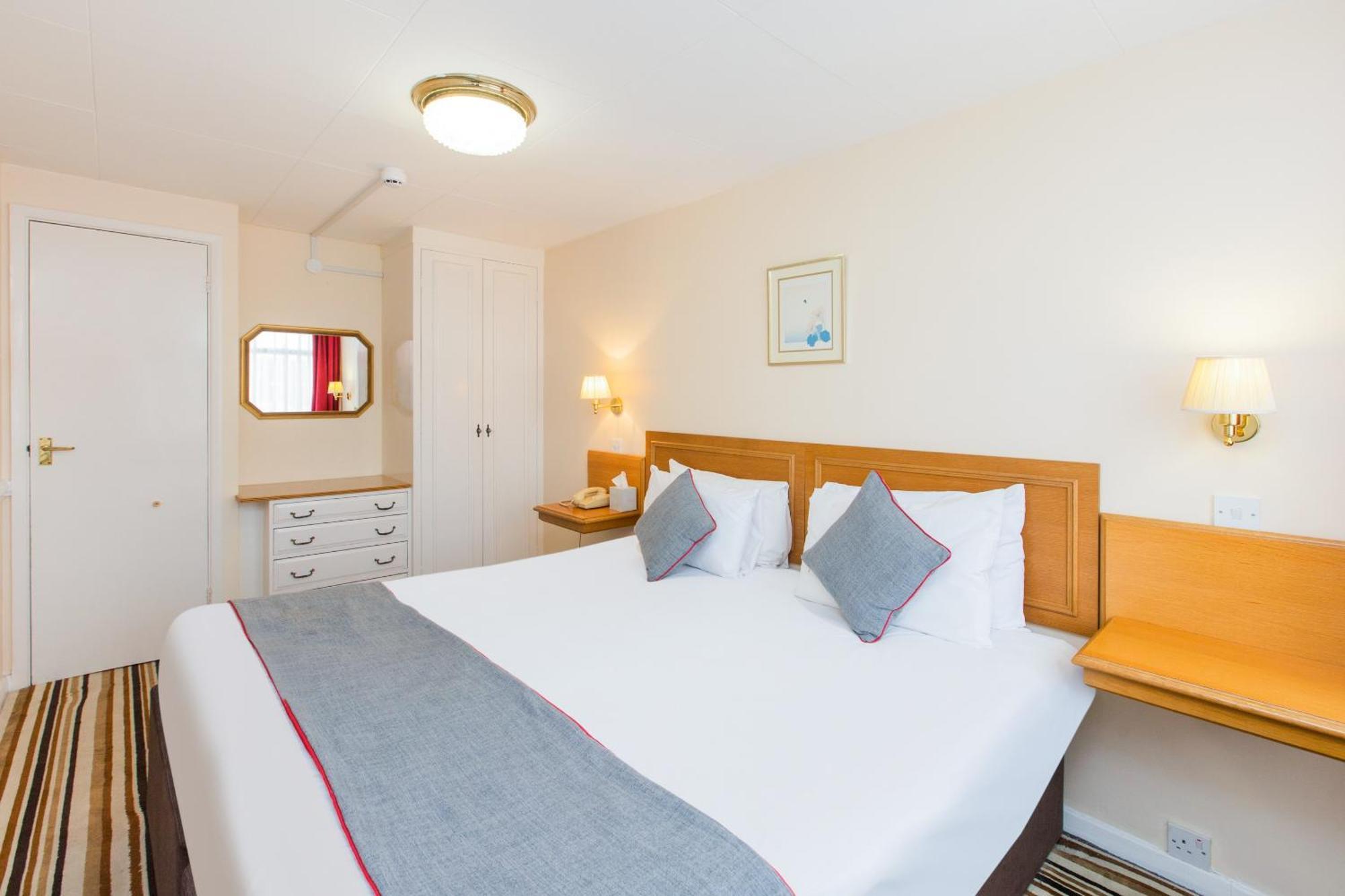 Oyo Stade Court Hotel Hythe  Exterior photo