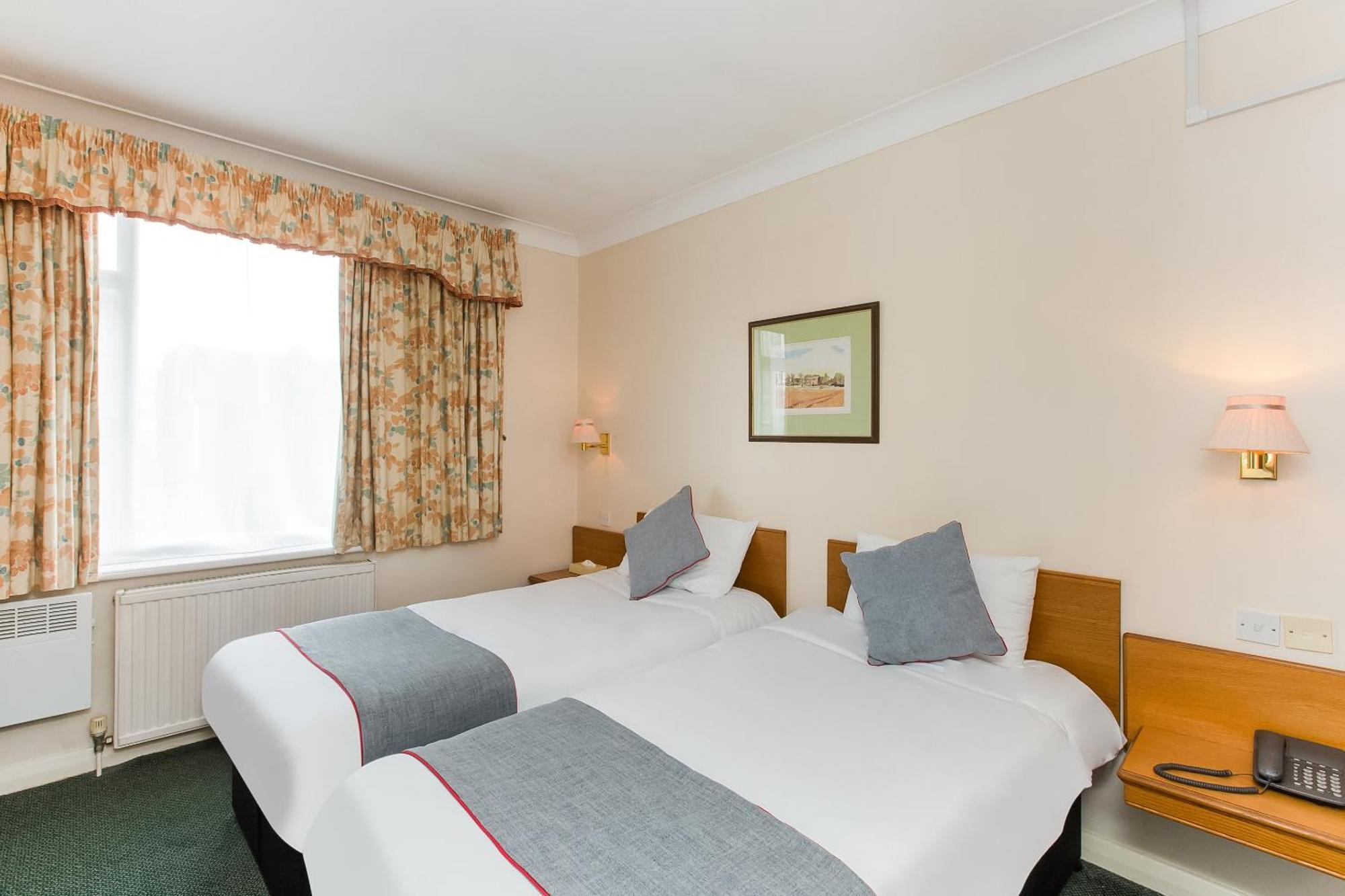 Oyo Stade Court Hotel Hythe  Exterior photo