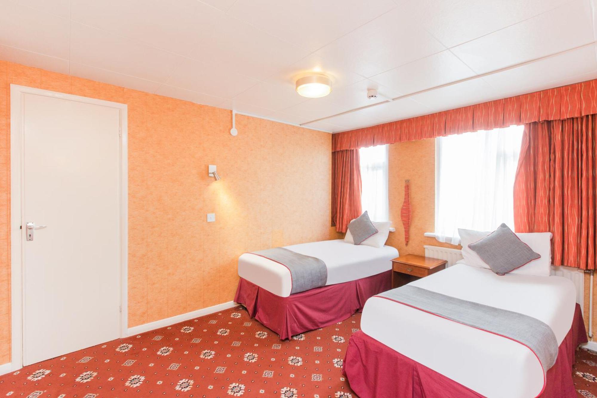 Oyo Stade Court Hotel Hythe  Exterior photo