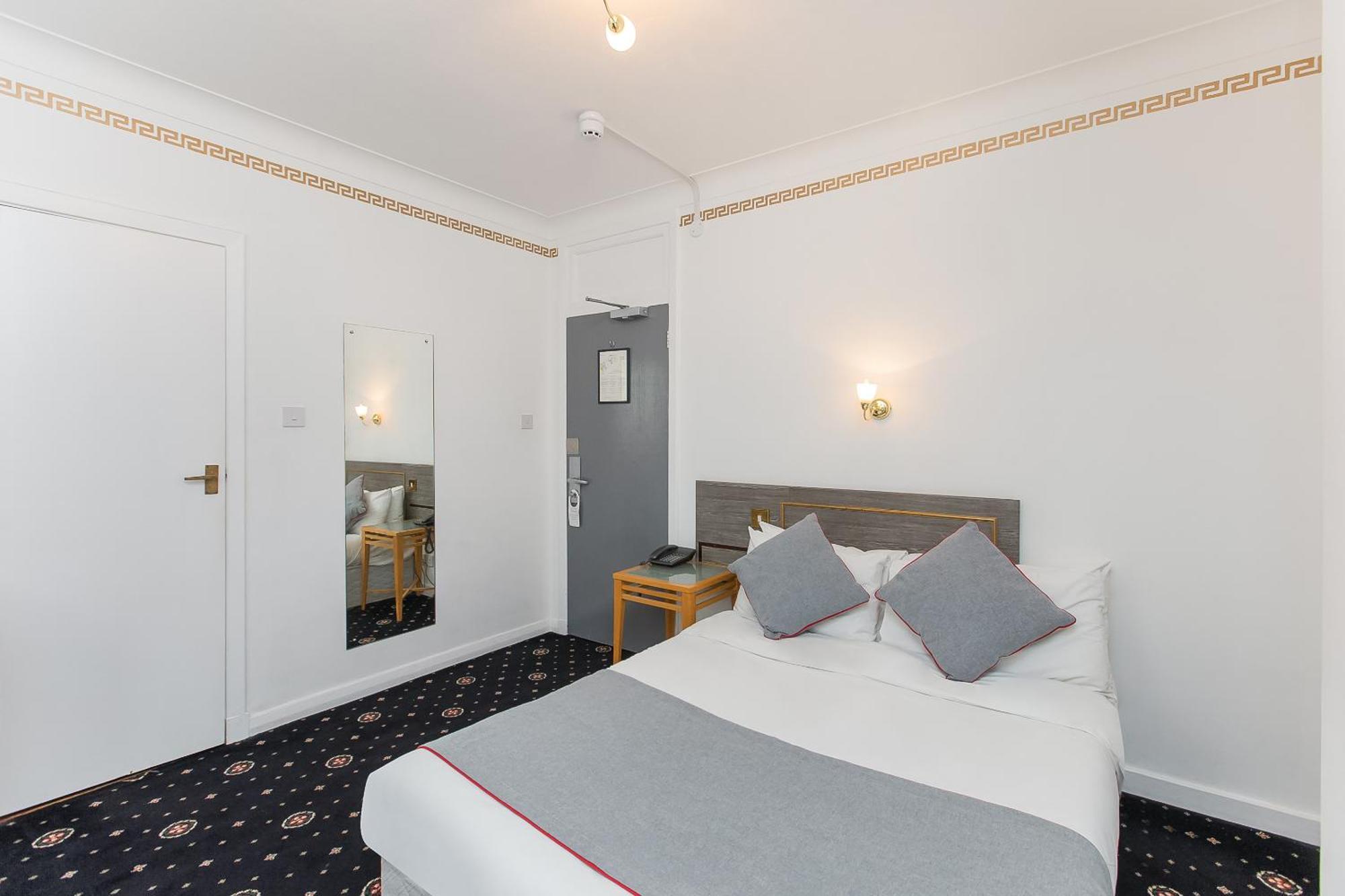 Oyo Stade Court Hotel Hythe  Exterior photo
